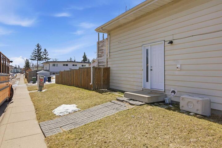 Property Photo:  6335 24 Avenue NE  AB T1Y 2C5 