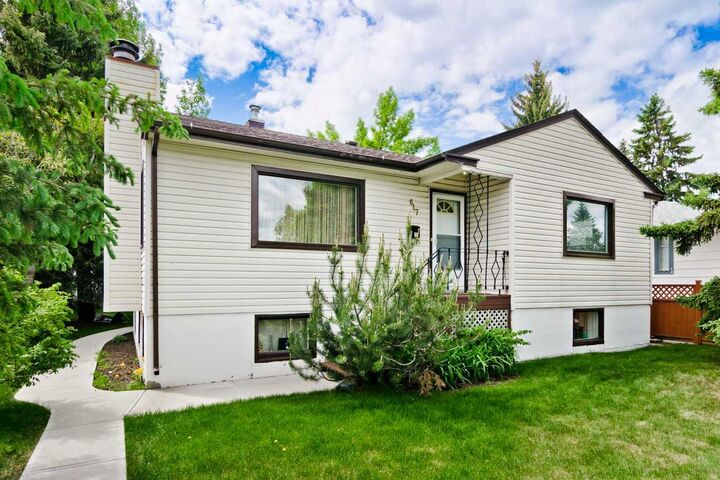 617 17 Avenue NE — photo 1