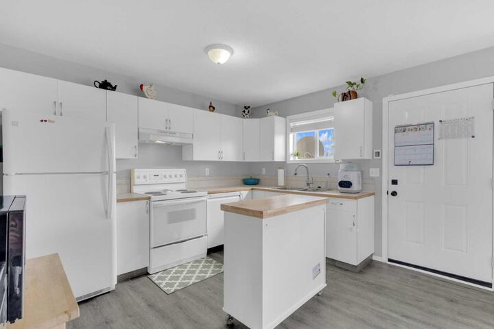 Property Photo:  4929 Womacks Road  AB T0M 0L1 
