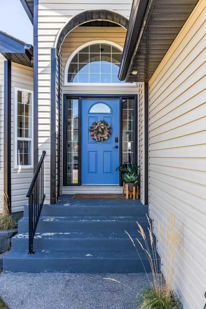 Property Photo:  27 Somerset Crescent SE  AB T1B 0B9 