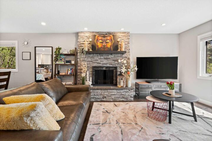 Property Photo:  3912 40 Avenue NW  AB T3A 0W9 