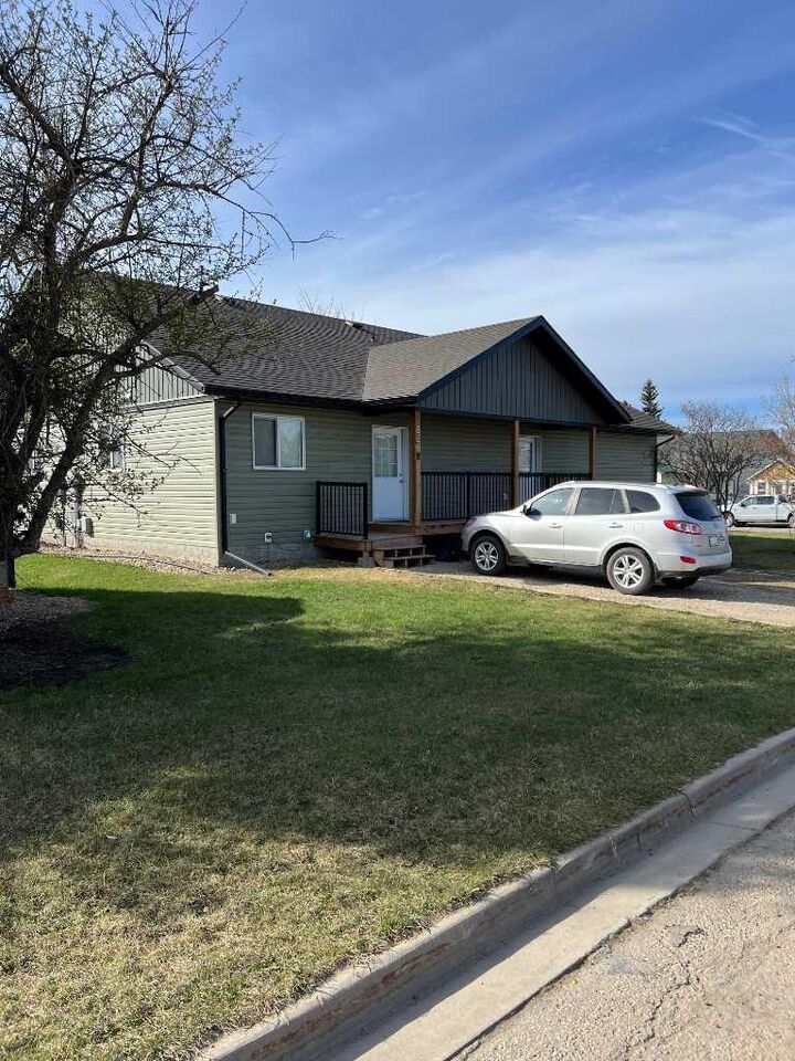 Property Photo:  826 3rd Avenue  AB T0H 0C0 