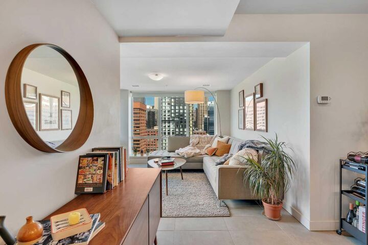 Property Photo:  303 13 Avenue SW 1402  AB T2R 0Y9 