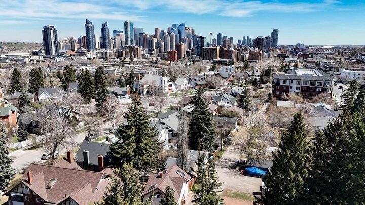 Property Photo:  1616 Summer Street SW  AB T3C 2J6 