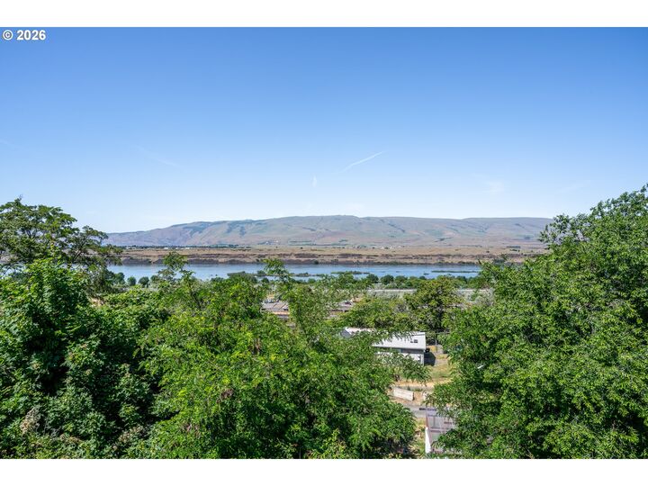 Property Photo:  2207 E 10th St  OR 97058 