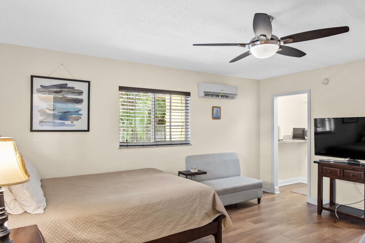 Property Photo:  803 NE 2nd Avenue Studio  FL 33444 