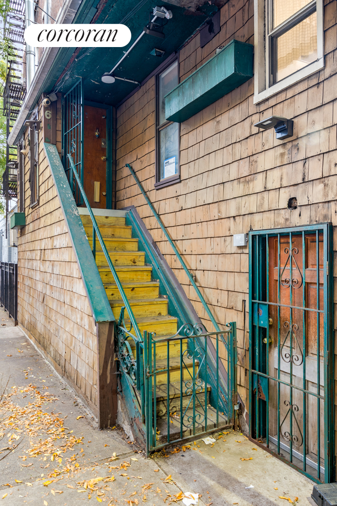Property Photo:  392 West Street  NY 10014 