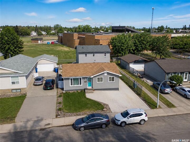 Property Photo:  1739 Fleet Street  SK S4N 6B4 