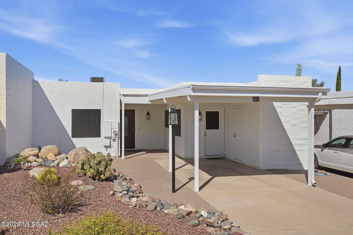 Property Photo:  307 N Calle Del Chancero  AZ 85614 