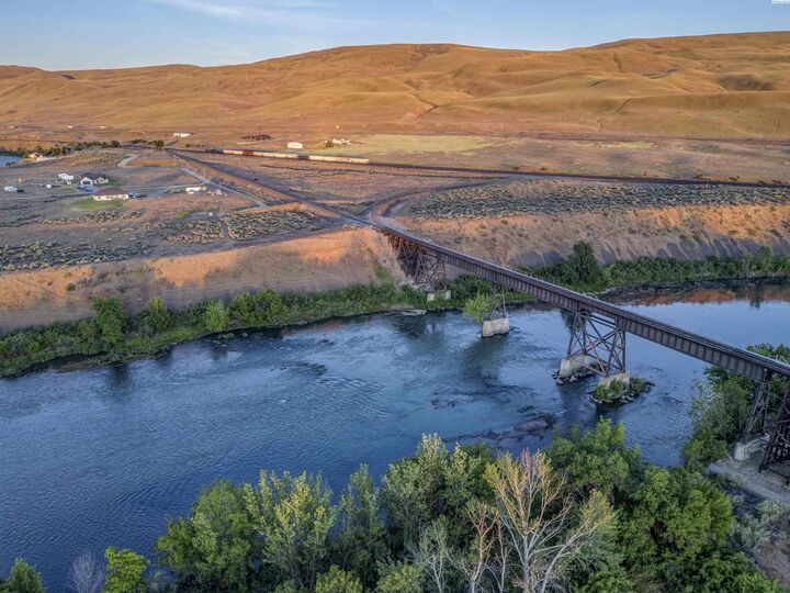 Property Photo:  80450 N 757 Pr NW  WA 99350 