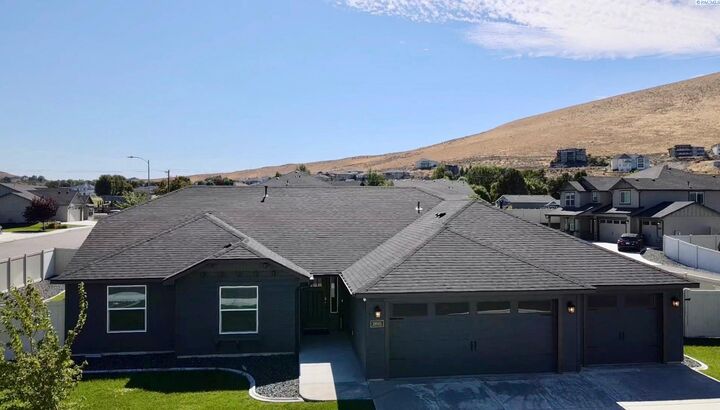 Property Photo: 3895 Curtis Dr WA 99353