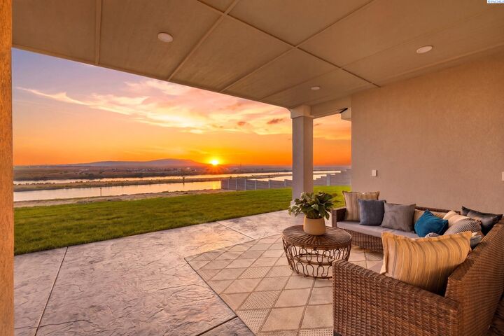 Property Photo: 359 Panoramic Dr WA 99336-5011