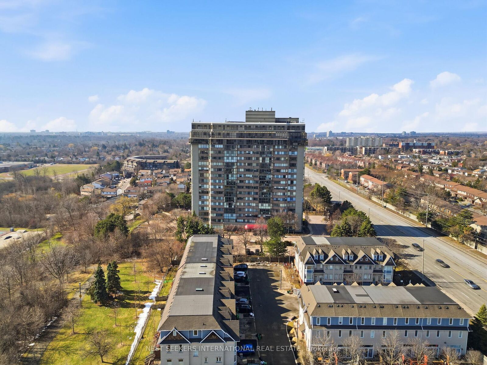 Property Photo: 880 Dundas Street W 1604 ON L5C 4H3