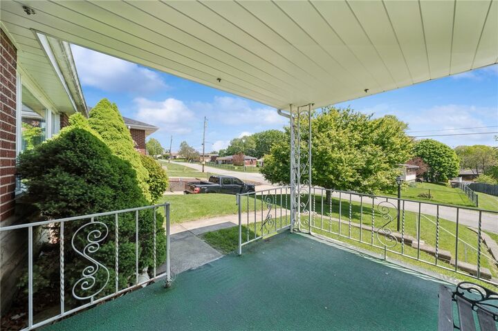 Property Photo: 324 Grove Dr PA 15068
