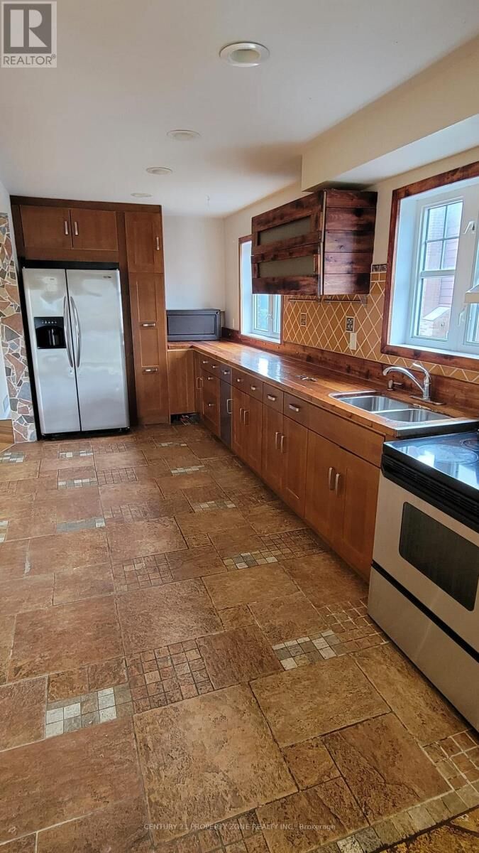 Property Photo:  44 Rotherglen (Main) Court  ON L6X 2S1 