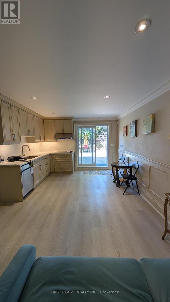 Property Photo:  424 Roehampton Avenue Main  ON M4P 1S4 