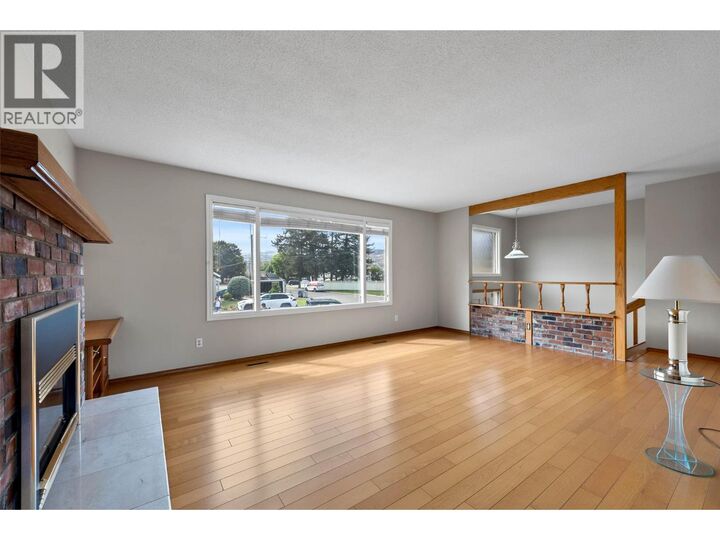 Property Photo:  594 Brentwood Avenue  BC V2B 1P3 