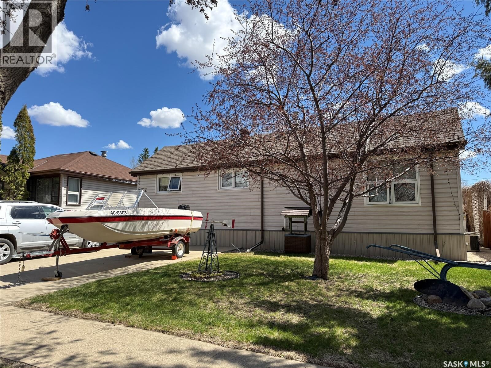 Property Photo:  72 11th Street  SK S4H 1J3 