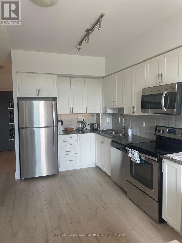 Property Photo:  7900 Bathurst Street 226  ON L4J 0J9 