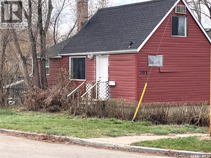 Property Photo:  701 I Avenue N  SK S7L 2H1 