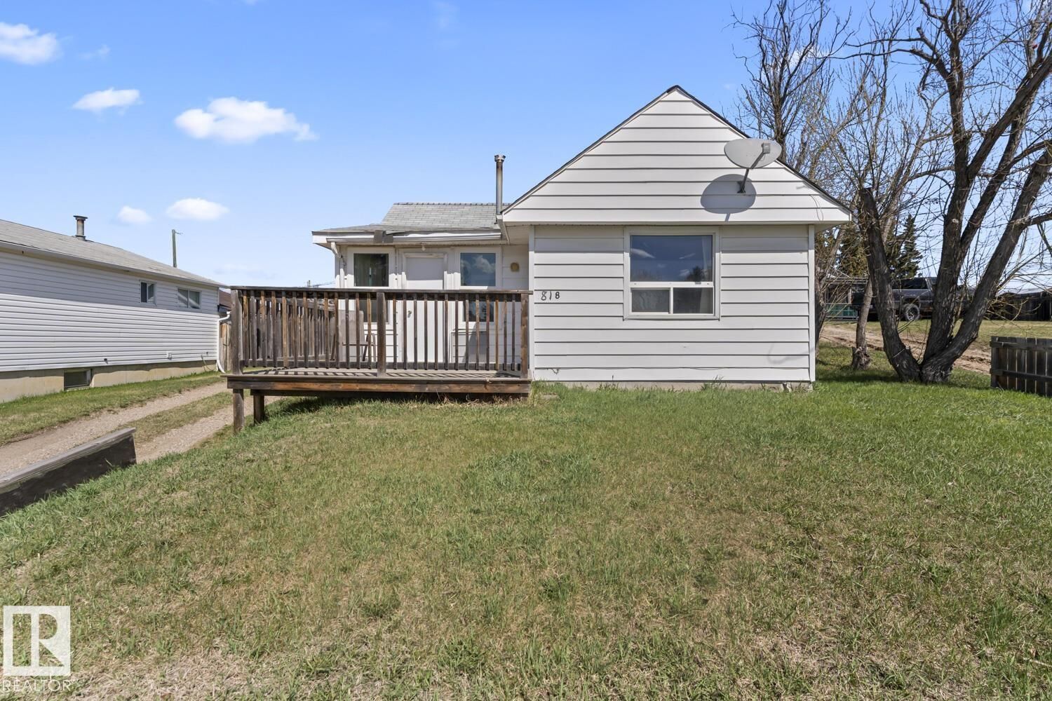 Property Photo:  818 11 Avenue  AB T9M 1J1 