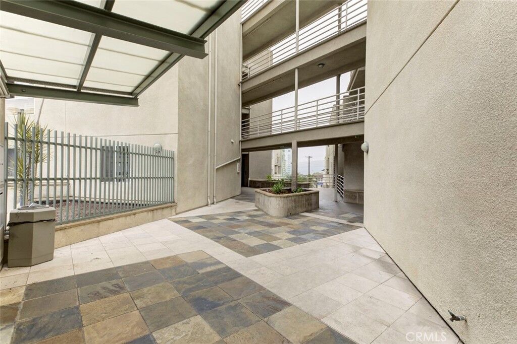 Property Photo: 2900 Fairway Avenue 407 CA 91214