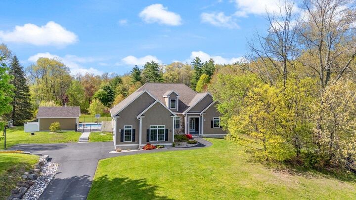 Property Photo: 5 Primrose Lane NH 03079