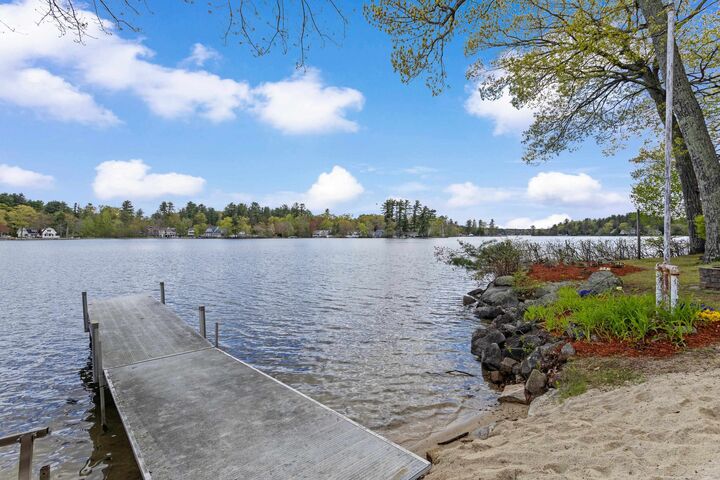 Property Photo:  16 Gardner Road  NH 03087 