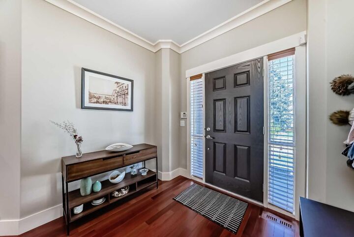 Property Photo:  425 36 Avenue NW  AB T2K 0C4 