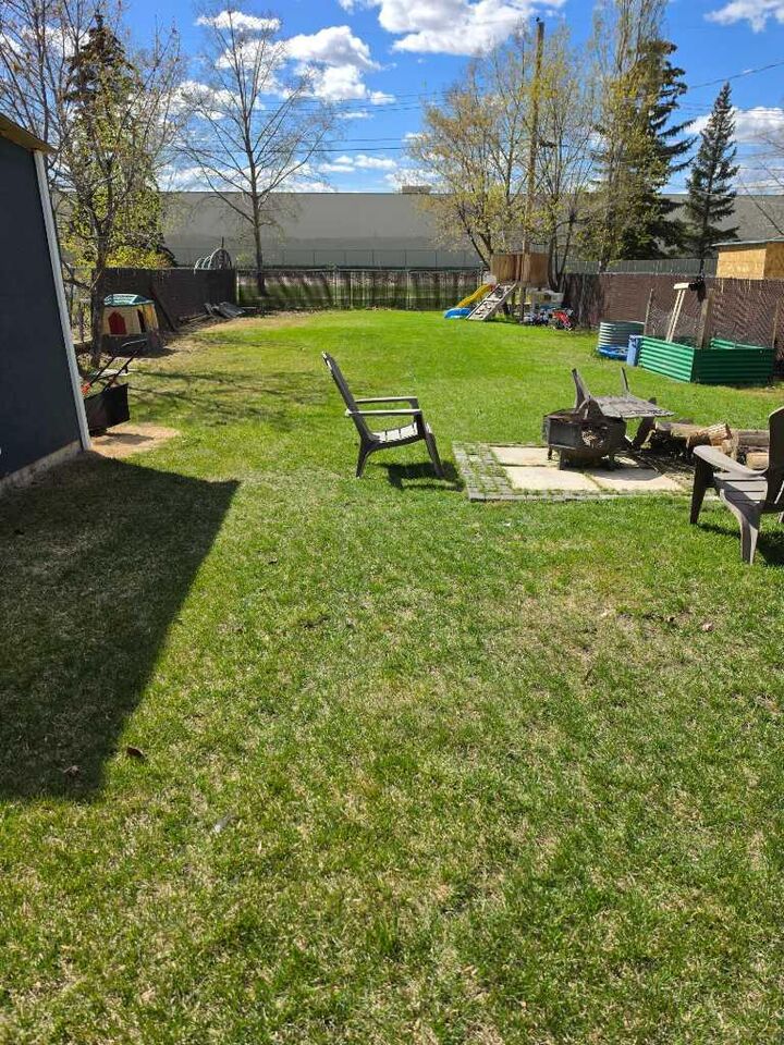 Property Photo:  11306 97 Street  AB T8V 3X9 