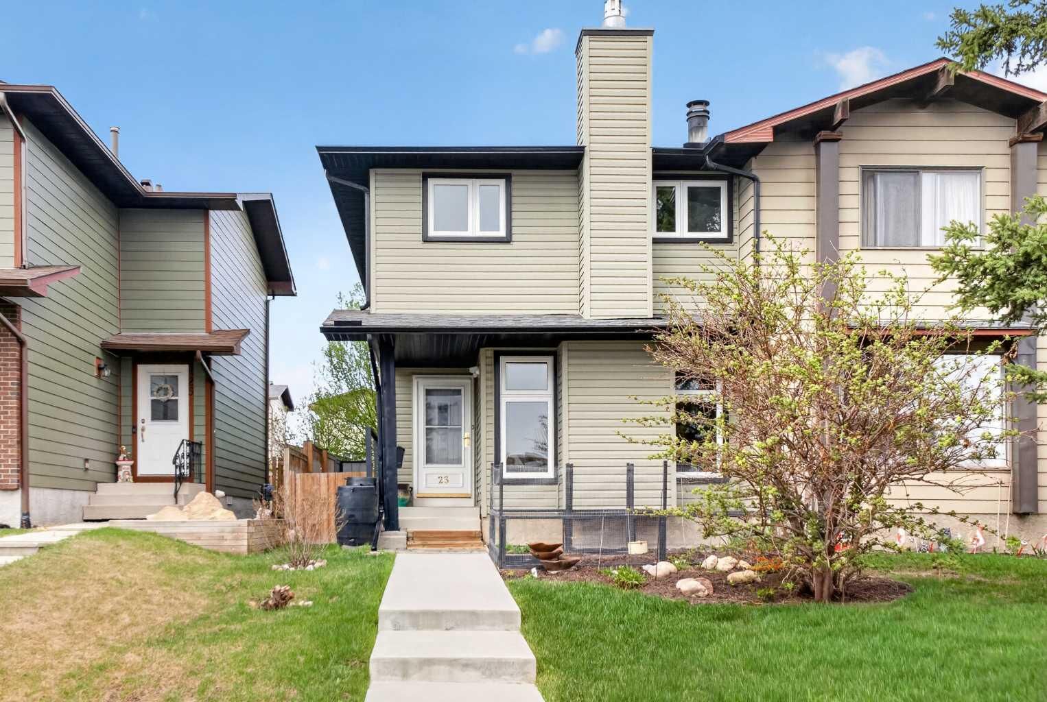 Property Photo:  23 Bermuda Place NW  AB T3K 1H4 