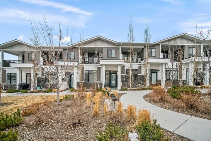 Property Photo:  210 Crestbrook Common SW  AB T3B 6L1 