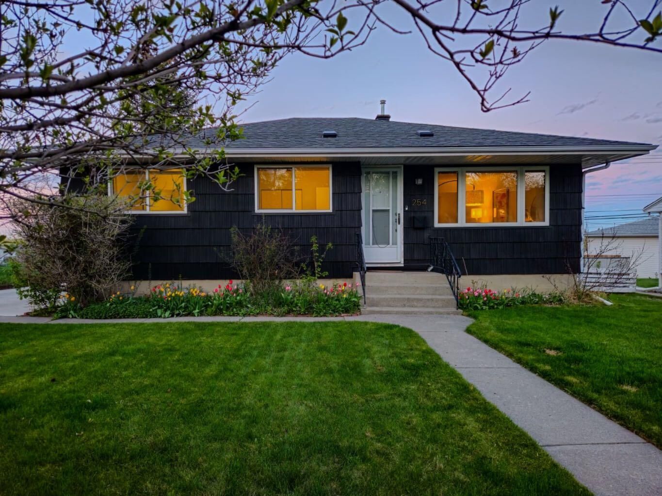 Property Photo:  254 Hendon Drive NW  AB T2K 1Z5 