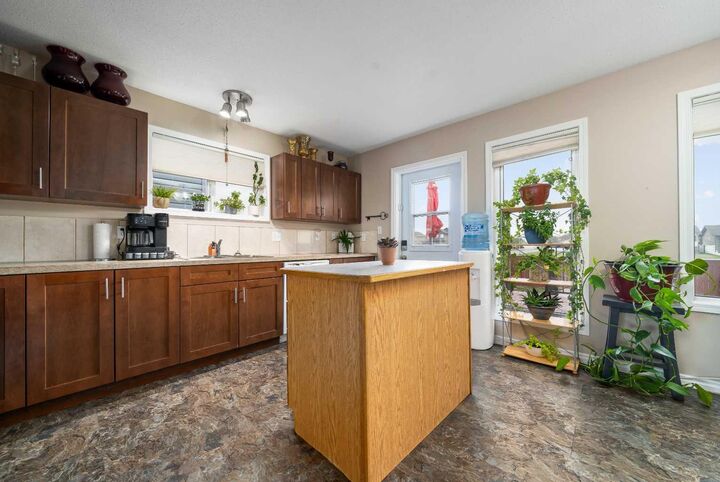 Photo de la propriété:  307 16 Street E  AB T1R 1K4 