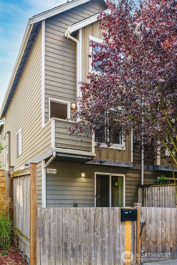 Property Photo:  5260  Brooklyn Avenue NE  WA 98105 