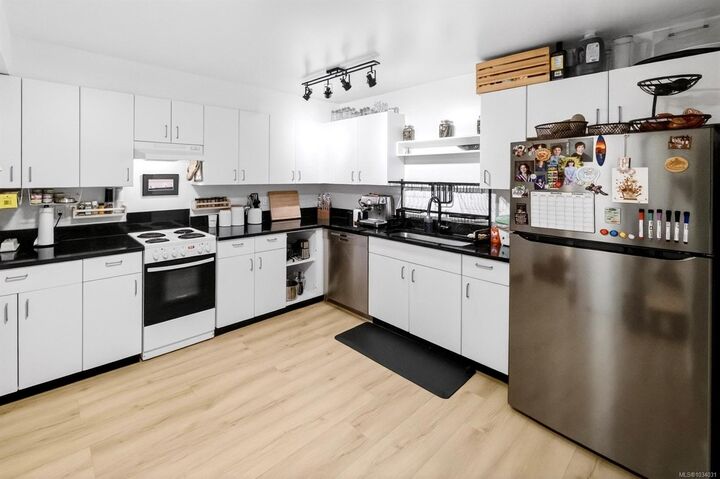 Property Photo:  3225 Alder St 206  BC V8X 1P3 