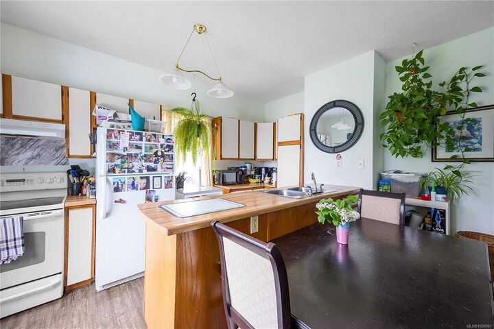 Property Photo:  532 Prideaux St  BC V9R 2N7 