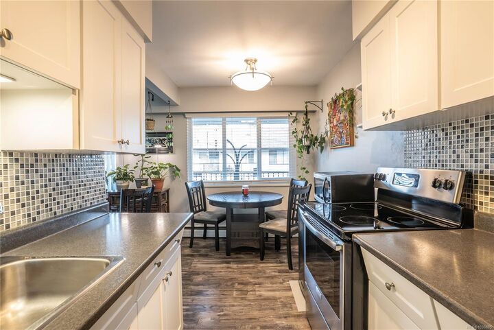352 Burnside Rd W — photo 1