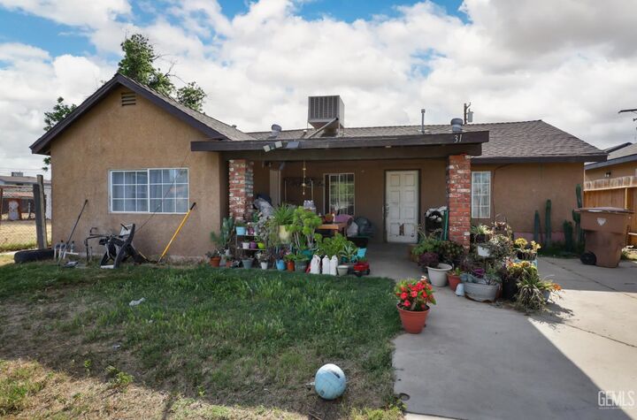 Property Photo:  310 Madison Street  CA 93307 