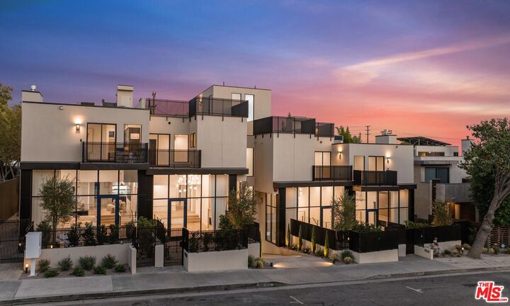 Property Photo:  924 N West Knoll Dr  CA 90069 
