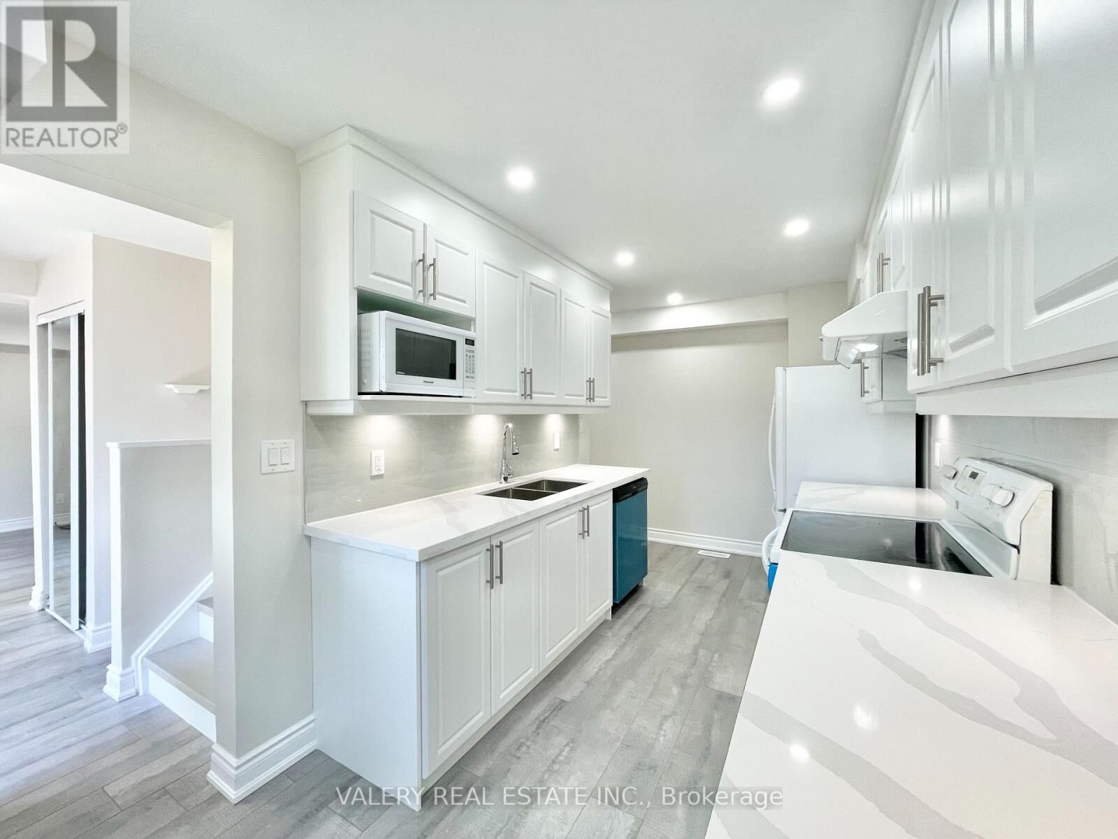 Property Photo:  26 Homeland Court  ON L6S 1R8 