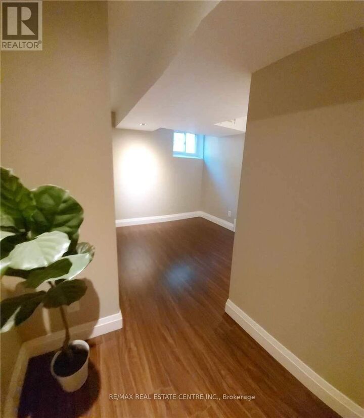 Property Photo:  1086 Fourth Street  ON L5E 1K3 