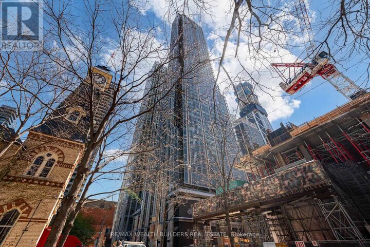 Property Photo:  11 Yorkville Avenue 4205  ON M4W 0B7 