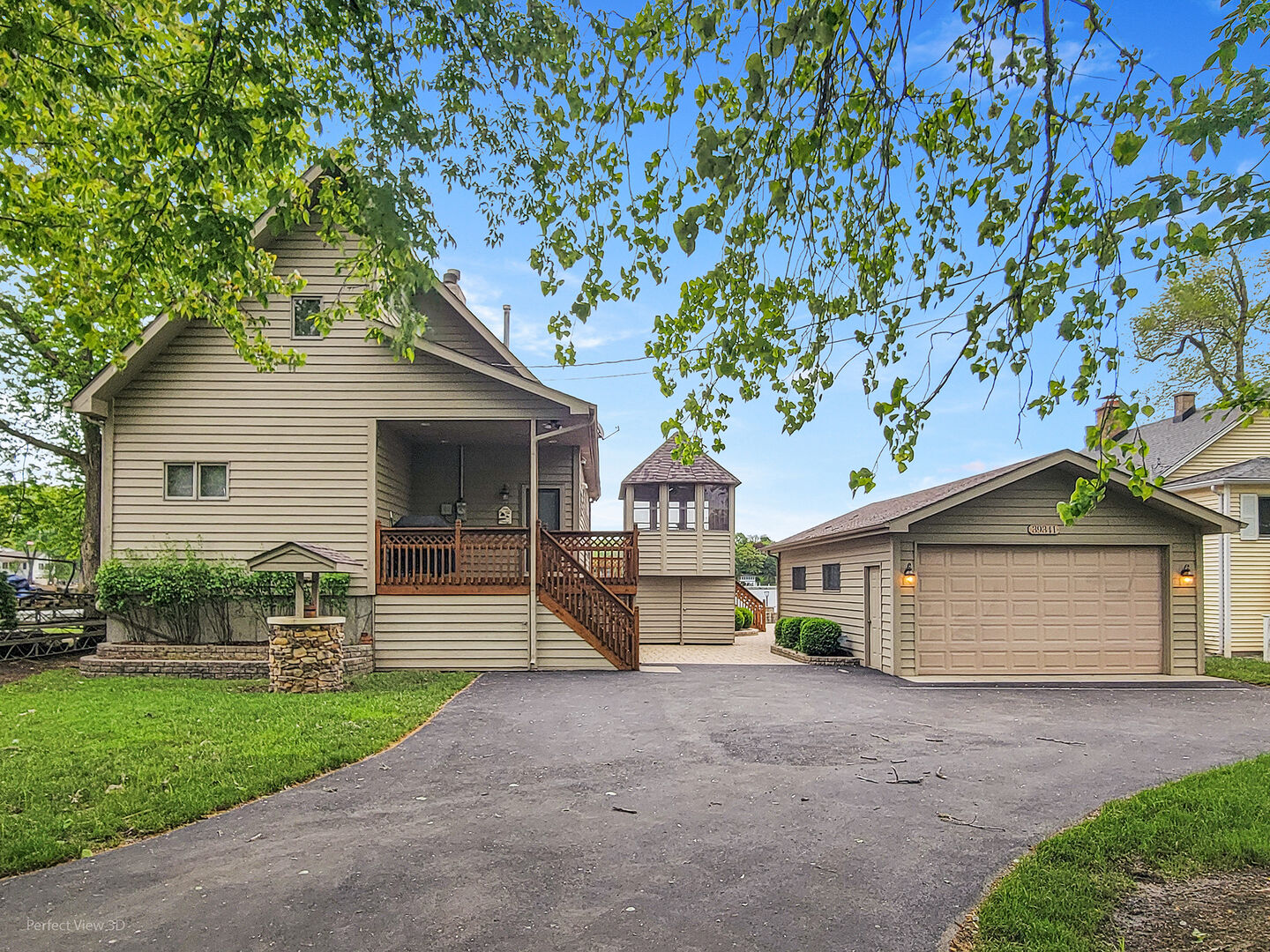 Property Photo:  