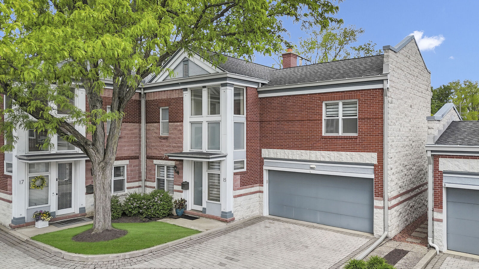 Property Photo: 15 Manchester Lane IL 60126