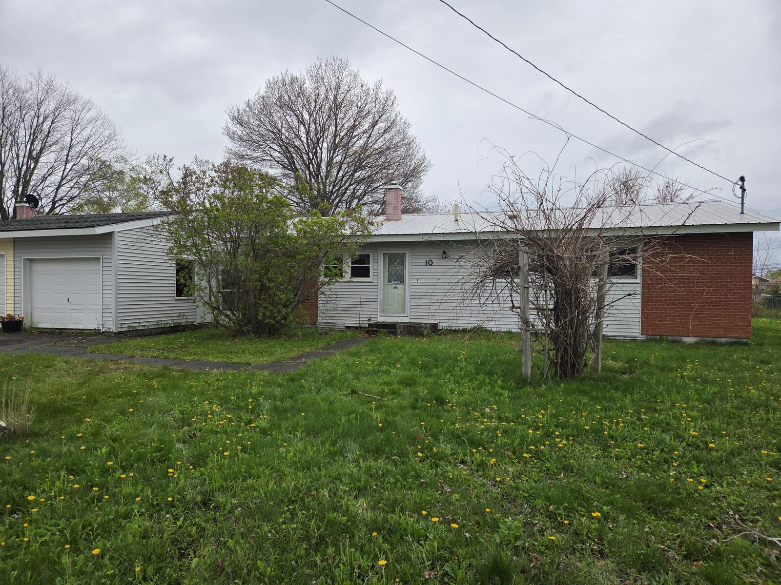 Property Photo:  10 Maxwell Lane  ME 04401 