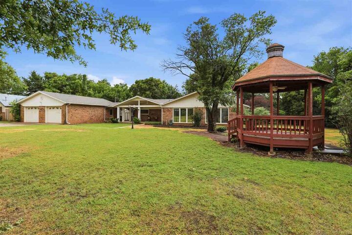 Property Photo:  312 N Flormable  OK 74601 