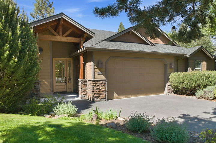 Property Photo: 2550 NW Locke Court OR 97703