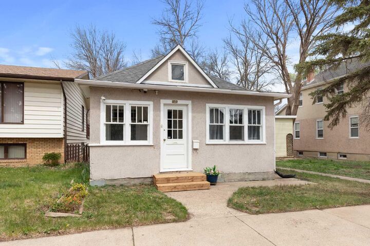 Property Photo:  946 Queen Street SE  AB T1A 1A8 