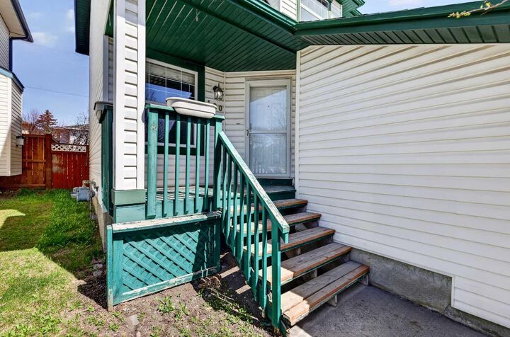 Property Photo:  100 Tuscany Way NW  AB T3L 2A4 